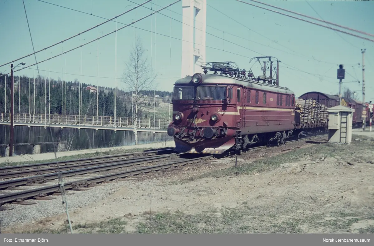 Elektrisk lokomotiv El 11 2148 (?) med godstog på Rånåsfoss stasjon