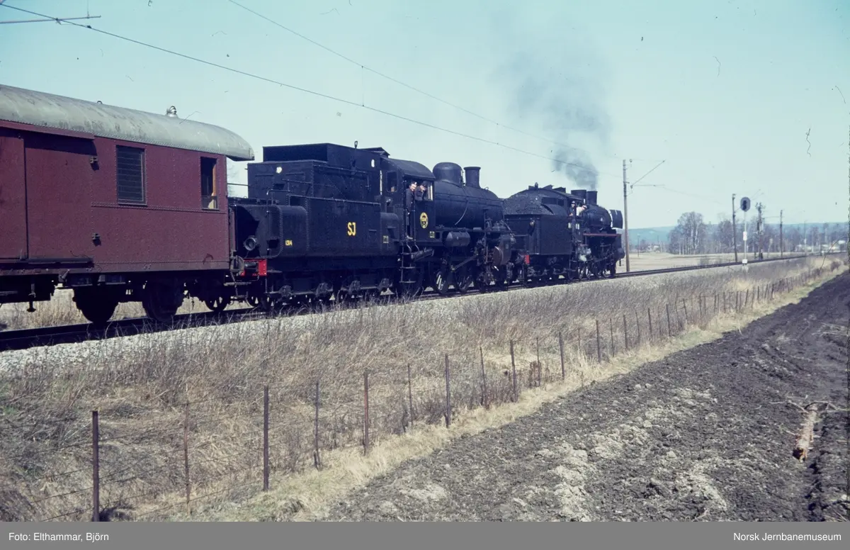 Damplokomotiv type 26c nr. 411 og SJ litra B nr. 1314 med ekstratog for Svenska Järnvägsklubben