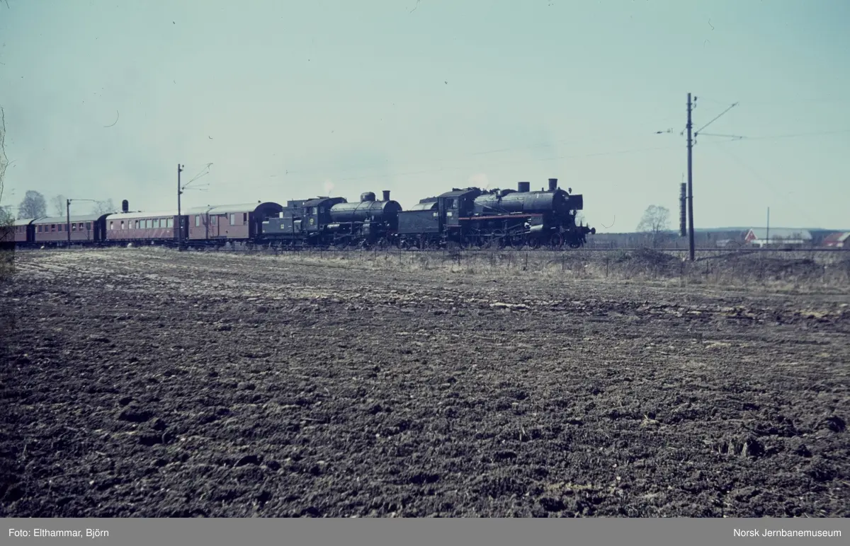 Damplokomotiv type 26c nr. 411 og SJ litra B nr. 1314 med ekstratog for Svenska Järnvägsklubben