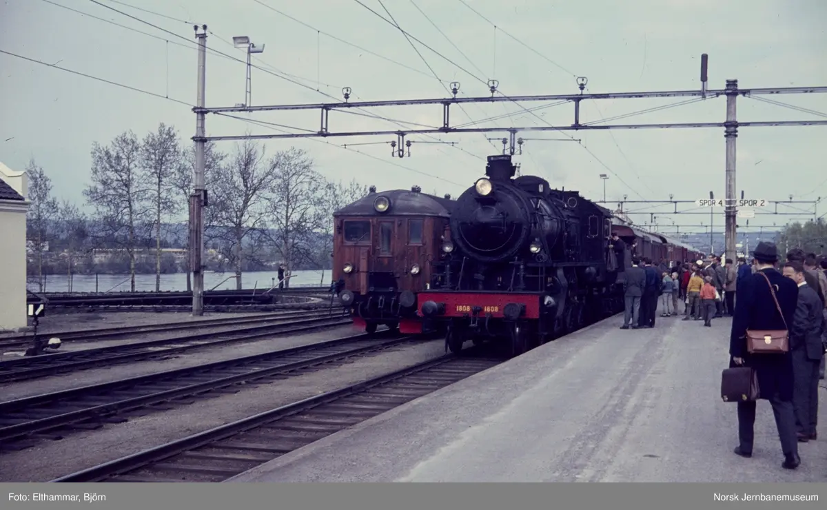 Svenska Järnvägsklubbens veterantog på Kongsvinger stasjon. Toget trekkes av svensk damplokomotiv type A8 nr. 1808