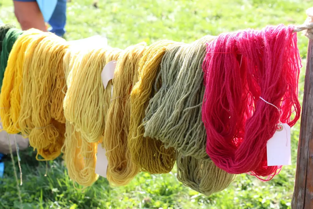 Bildet viser plantefarget ull