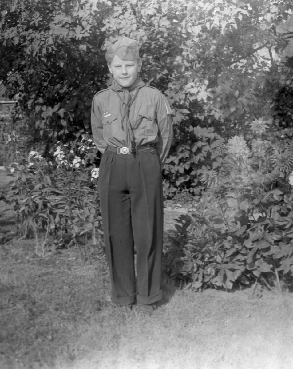 gutt i uniform