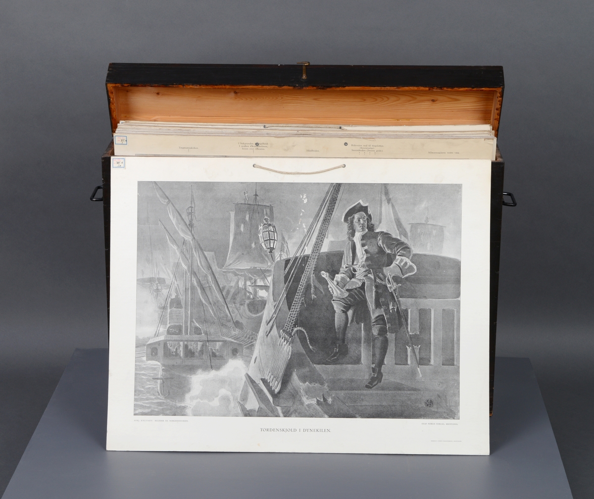 En trekasse med 24 plansjer med norgeshistoriske bilder. Plansjene har ulike motiv som spenner fra norrøn mytologi, steinalder, vikingtid, middelalder og frem til Tordenskjold (1690-1720) og Karl XII (1682-1718). Motivener er utarbeidet av ulike nordiske kunstnere på oppdrag av Asbjørn Knutsen. For oversikt over motiv og kunstner se oversikt under "Andre opplysninger". Alle kunstnerne er ikke identifisert. Plansjesamlingen er trolig heller ikke komplett. Plansjene er trykt på papir som er limt på papplater. Oppe på midten er det to hull med metallmaljer. På noen av plansjene er det tredd i snor for oppheng. På plansjene er det også trykt følgende informasjon: overskrift, hvilken samling de inngår i, forlag og boktrykkeri. Se "Påført tekst/merker". Plansjene står i trekasse som er svartmalt innvendig og trehvit innvendig. Lokket er hengslet på og i front er det en liten krok som låser/åpner lokket. I sidene er det håndtak som står ut fra kassen.