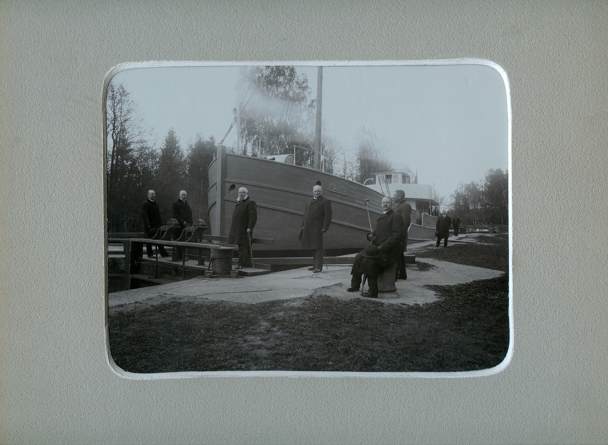 Fartyget "Bib" döps vid Hjälmare kanal, Arboga där den bygdes 1905. Båten är döpt efter Bib Adelsköld, dotter till Claes och Gustava Adelsköld. Ursprunglig ägare G. Förselius, Stockholm som sedan sålde den till A.W. Stenfors i Vasa, Finland 1912.