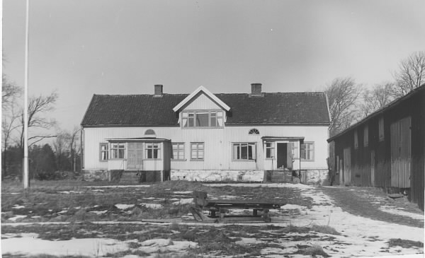 Mangårdsbyggnaden på Norra Staregården i Onsala, senare kallad Staragården. Till höger ses ekonomibyggnaden där en ridskola etablerades 1900-talets senare hälft. Bostadshuset på bilden uppfördes på 1830-talet och revs, som sista kvarvarande byggnad på gården, vid slutet av 2020.
(Se även bild G8961)

Hit kom skeppare Andreas Clase från Clasagården med fru vid 1760-talets mitt. De fick många söner som alla blev skeppare och de byggde tillsammans upp en ansenlig förmögenhet som gjorde att Andreas kunde köpa in flera andra Onsalagårdar t ex Häcklehagen och Håkulla.