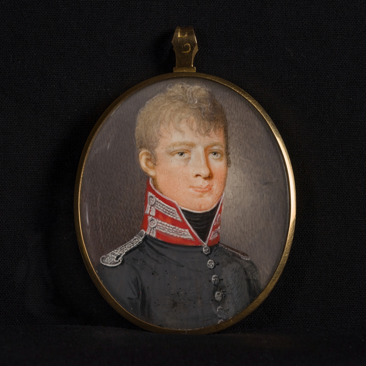 Porträtt av major Christian Magnus Ahnström klädd i uniform; bröstbild; face åt höger; gråblå bakgrund