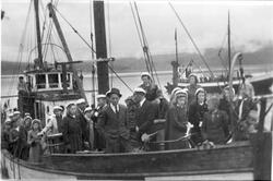 Sangere fra sangkoret Lurlokk ombord i en båt på tur til kai