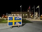 Trollhättan, Drottningtorget. Hyllningsskylt till olympiska mästaren Nils van der Poel