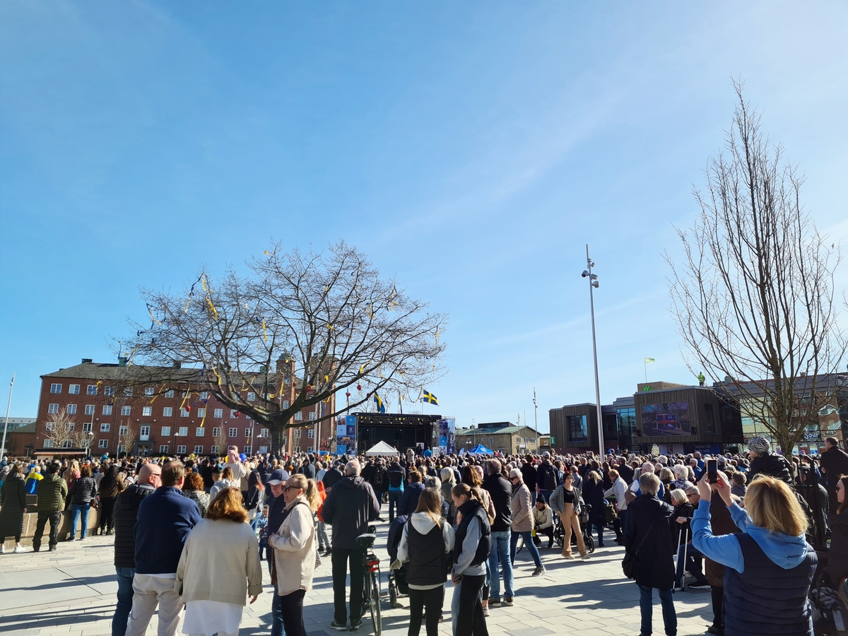 Trollhättan, Drottningtorget. Olympiska mästaren Nils van der Poel firas.