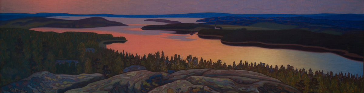 Landskap med Söljeflagan i solnedgång. Motivet är hämtat från en höjd söder om Söljeflagan och längt bort i bild syns Glafsfjorden och till höger (=öster) i bild syns Stavnäs kyrka.