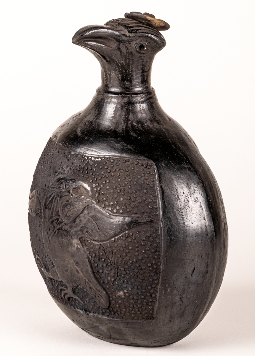 Gravkärl, inca, så kallat svartgods, med fågelhuvud, örn och pelikan.