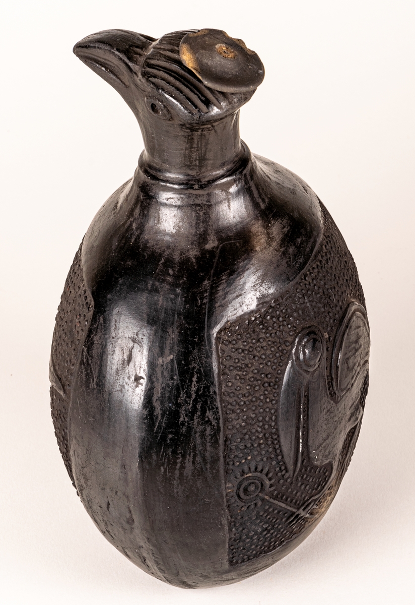 Gravkärl, inca, så kallat svartgods, med fågelhuvud, örn och pelikan.