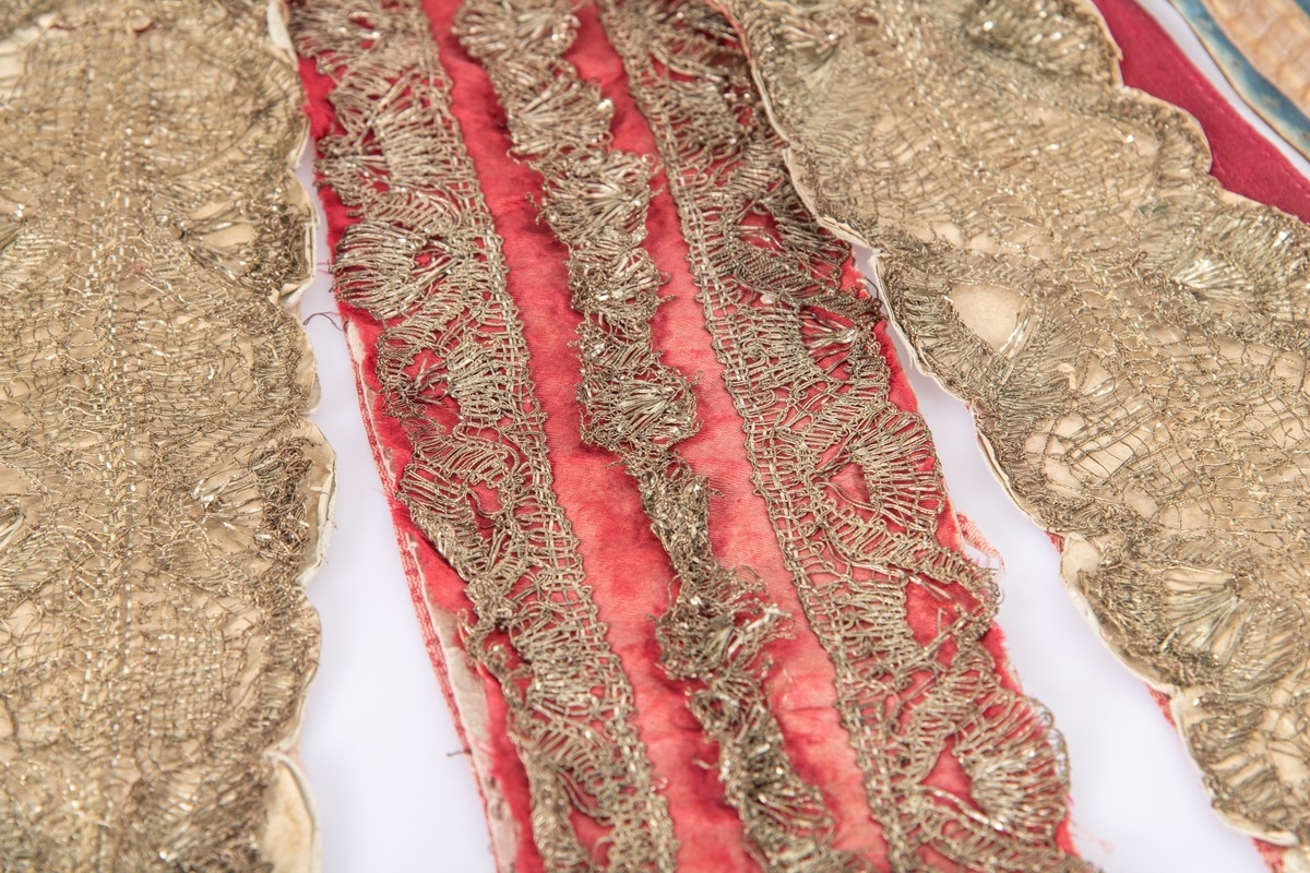 Brudekrone i metall med fem spir. Krona er pyntet med metallheng og glassperler. Det er påsydd valk nederst, med brodert bånd og metallknipling rundt valken.

Bak på det broderte båndet rundt valken, er det festet bånd. På midten er det et bredt bånd i rødt med metallkniplinger, med brede bånd med lys bunn og med en rød kant vendt ut fra den røde midtbåndet. Metallkniplinger er festet til de tre brede båndene. Deretter fire smalere bånd på hver side av de brede båndene. Disse er festet samlet med en liten sløyfe på det bredeste der det er festet på valken. 

En plastkam er påsydd valken sammen med to hvite, nyere bånd. Antagelig gjort i nyere tid for å feste krona og knyte under haka.