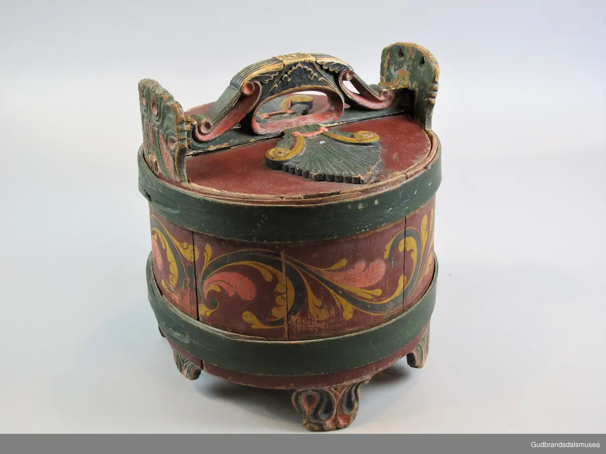 Grøtambar med to ørestaver, lokk med håndtak og to gjorder rundt korpus. Lokket blir festet til ørestavene med tapp i den ene enden av håndtaket og en pinne gjennom et hull i den andre enden. Håndtaket er festet til lokket i en fals. Korpus hviler på tre av stavene som har utskårne føtter.
Lokk og ører har malt skurddekor. Lokket har skurd med palmettmotiv i nyklassisistisk stil. Korpus er rosemalt med en enkel, tydelig ranke med lite utviklet bladverk. Fargebruken på både skurd og rosemalingen er holdt i det seine 1700-tallets, det tidlige 1800-tallets mørkere grønne og gule farger.
I ambarbunnet er det innrisset en seksbladrose.