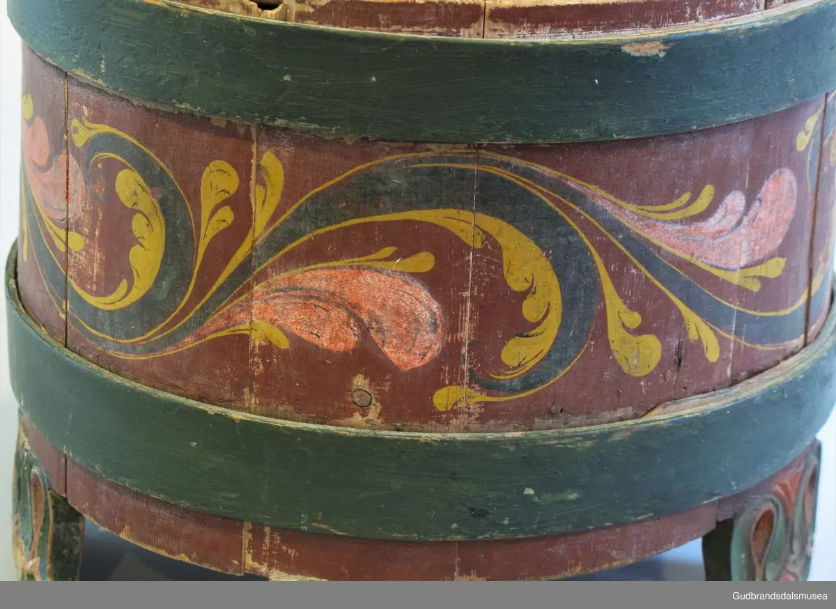 Grøtambar med to ørestaver, lokk med håndtak og to gjorder rundt korpus. Lokket blir festet til ørestavene med tapp i den ene enden av håndtaket og en pinne gjennom et hull i den andre enden. Håndtaket er festet til lokket i en fals. Korpus hviler på tre av stavene som har utskårne føtter.
Lokk og ører har malt skurddekor. Lokket har skurd med palmettmotiv i nyklassisistisk stil. Korpus er rosemalt med en enkel, tydelig ranke med lite utviklet bladverk. Fargebruken på både skurd og rosemalingen er holdt i det seine 1700-tallets, det tidlige 1800-tallets mørkere grønne og gule farger.
I ambarbunnet er det innrisset en seksbladrose.