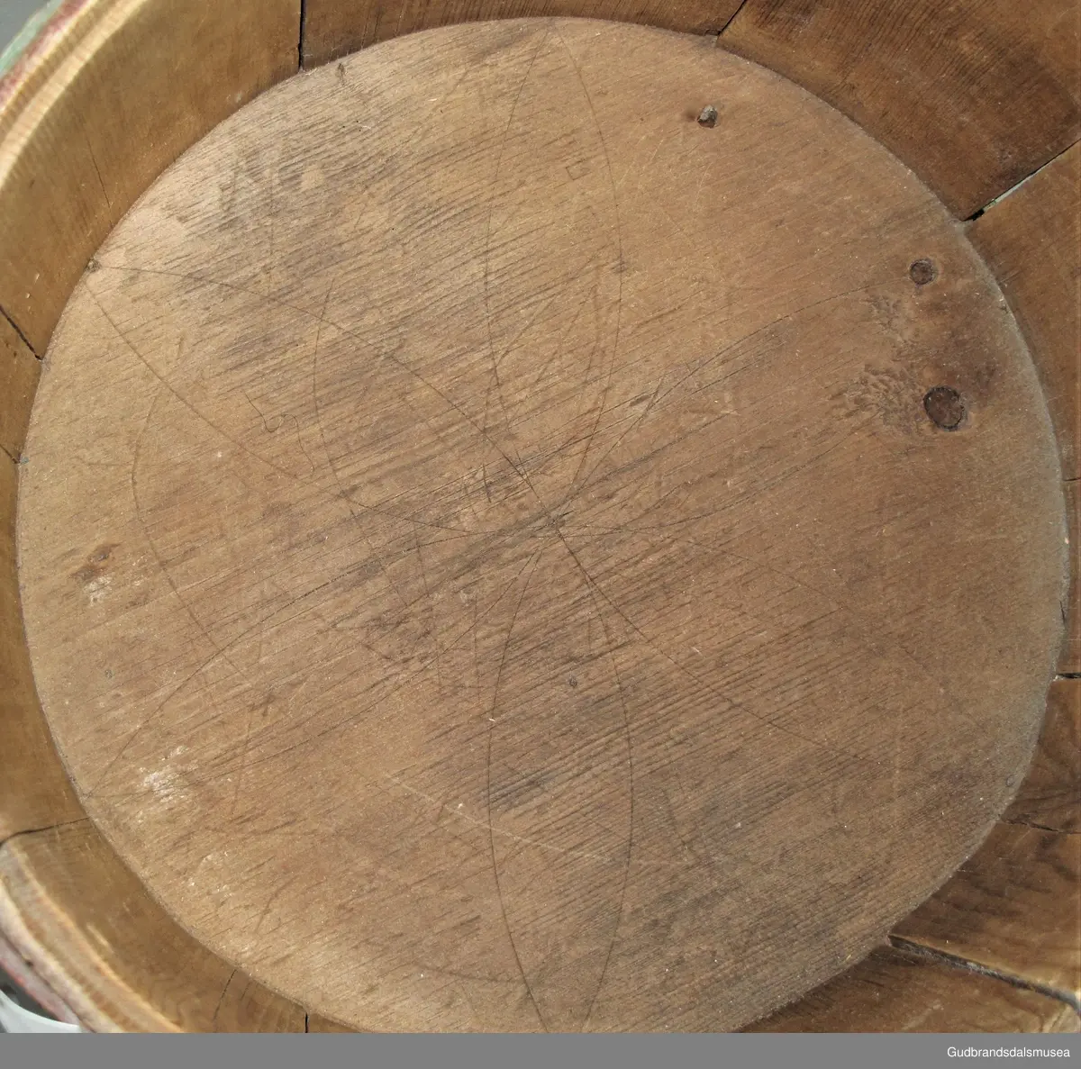 Grøtambar med to ørestaver, lokk med håndtak og to gjorder rundt korpus. Lokket blir festet til ørestavene med tapp i den ene enden av håndtaket og en pinne gjennom et hull i den andre enden. Håndtaket er festet til lokket i en fals. Korpus hviler på tre av stavene som har utskårne føtter.
Lokk og ører har malt skurddekor. Lokket har skurd med palmettmotiv i nyklassisistisk stil. Korpus er rosemalt med en enkel, tydelig ranke med lite utviklet bladverk. Fargebruken på både skurd og rosemalingen er holdt i det seine 1700-tallets, det tidlige 1800-tallets mørkere grønne og gule farger.
I ambarbunnet er det innrisset en seksbladrose.