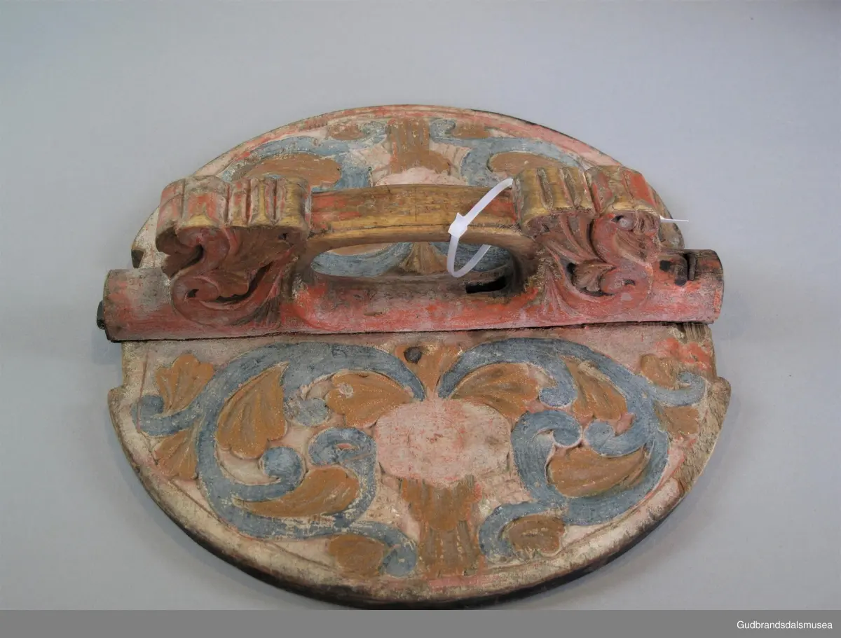 Grøtambar med to ørestaver, lokk med håndtak og to gjorder rundt korpus. Lokket blir festet til ørestavene med tapp i den ene enden av håndtaket og en pinne gjennom et hull i den andre enden. Håndtaket er festet til lokket i en fals. Korpus hviler på tre staver som har utskårne føtter.
Dekor. Malt skurd i rødt gult og blått, fargetrenden seint på 1700-tallet, tidlig 1800-tallet. All maling er svært falmet og slitt. Skurden på korpus og lokk har tydelige stengler med mye bladverk. Lokket har stengler i rocaille med c-former, et stilelement fra rokokkoen.