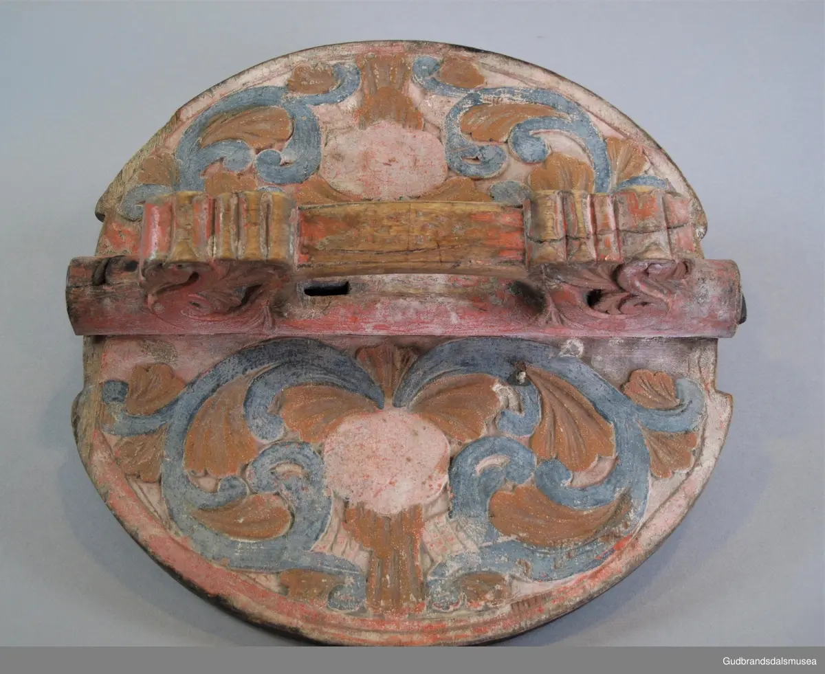 Grøtambar med to ørestaver, lokk med håndtak og to gjorder rundt korpus. Lokket blir festet til ørestavene med tapp i den ene enden av håndtaket og en pinne gjennom et hull i den andre enden. Håndtaket er festet til lokket i en fals. Korpus hviler på tre staver som har utskårne føtter.
Dekor. Malt skurd i rødt gult og blått, fargetrenden seint på 1700-tallet, tidlig 1800-tallet. All maling er svært falmet og slitt. Skurden på korpus og lokk har tydelige stengler med mye bladverk. Lokket har stengler i rocaille med c-former, et stilelement fra rokokkoen.