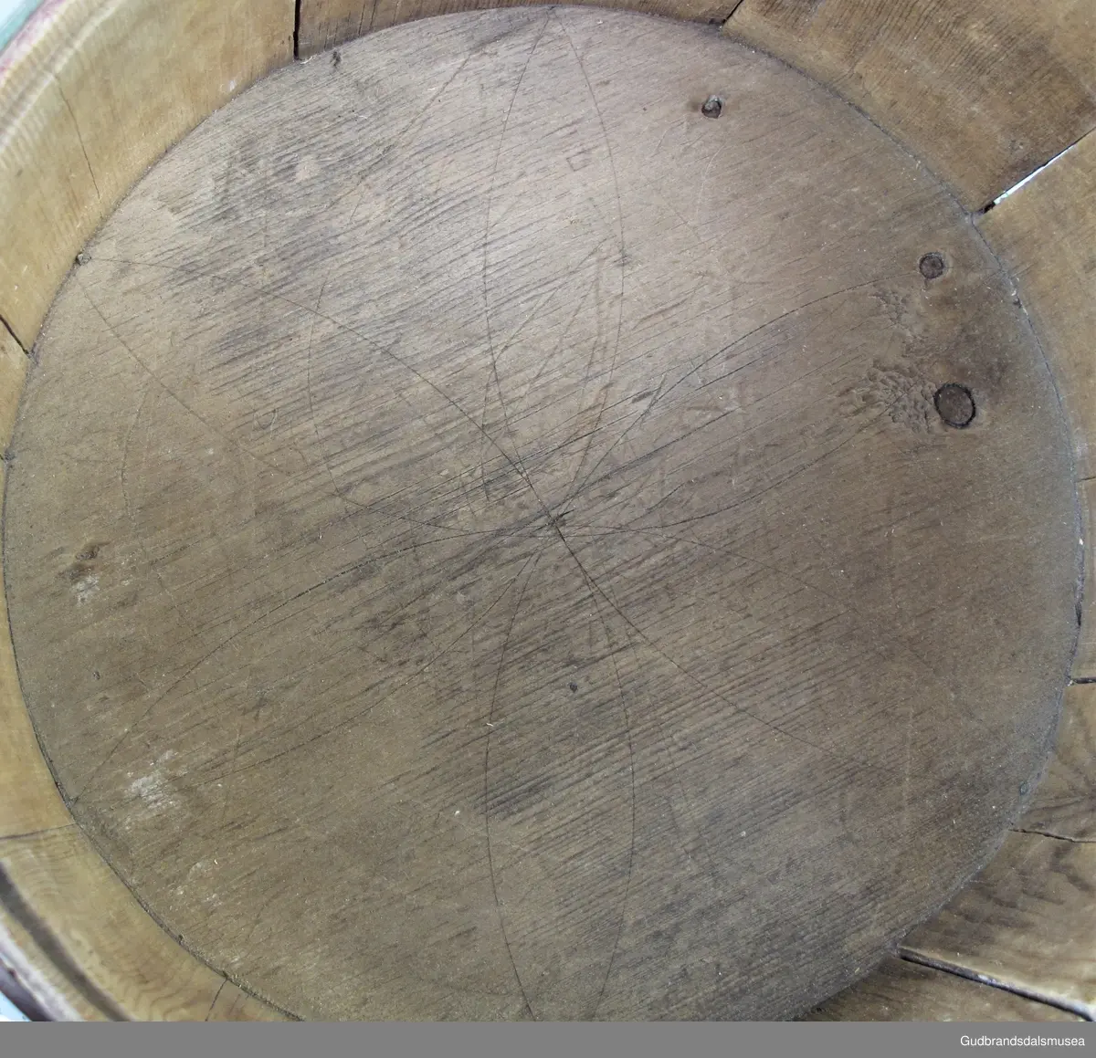 Grøtambar med to ørestaver, lokk med håndtak og to gjorder rundt korpus. Lokket blir festet til ørestavene med tapp i den ene enden av håndtaket og en pinne gjennom et hull i den andre enden. Håndtaket er festet til lokket i en fals. Korpus hviler på tre av stavene som har utskårne føtter.
Lokk og ører har malt skurddekor. Lokket har skurd med palmettmotiv i nyklassisistisk stil. Korpus er rosemalt med en enkel, tydelig ranke med lite utviklet bladverk. Fargebruken på både skurd og rosemalingen er holdt i det seine 1700-tallets, det tidlige 1800-tallets mørkere grønne og gule farger.
I ambarbunnet er det innrisset en seksbladrose.