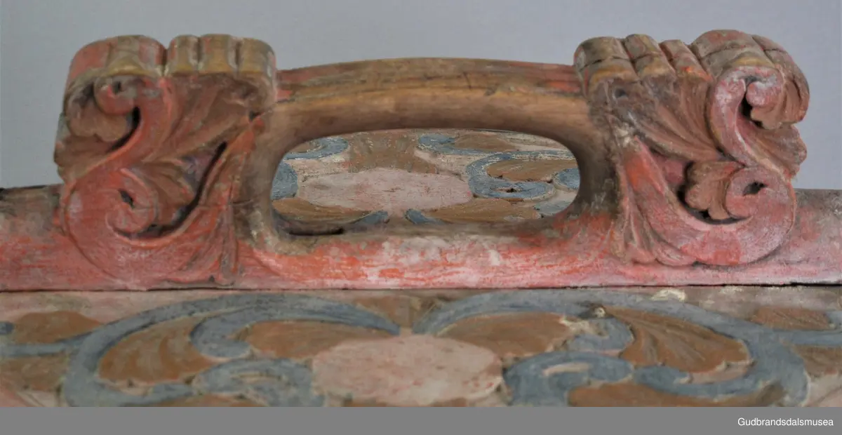 Grøtambar med to ørestaver, lokk med håndtak og to gjorder rundt korpus. Lokket blir festet til ørestavene med tapp i den ene enden av håndtaket og en pinne gjennom et hull i den andre enden. Håndtaket er festet til lokket i en fals. Korpus hviler på tre staver som har utskårne føtter.
Dekor. Malt skurd i rødt gult og blått, fargetrenden seint på 1700-tallet, tidlig 1800-tallet. All maling er svært falmet og slitt. Skurden på korpus og lokk har tydelige stengler med mye bladverk. Lokket har stengler i rocaille med c-former, et stilelement fra rokokkoen.