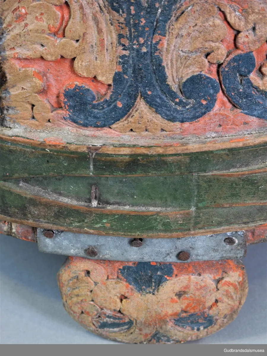 Grøtambar med to ørestaver, lokk med håndtak og to gjorder rundt korpus. Lokket blir festet til ørestavene med tapp i den ene enden av håndtaket og en pinne gjennom et hull i den andre enden. Håndtaket er festet til lokket i en fals. Korpus hviler på tre staver som har utskårne føtter.
Dekor. Malt skurd i rødt gult og blått, fargetrenden seint på 1700-tallet, tidlig 1800-tallet. All maling er svært falmet og slitt. Skurden på korpus og lokk har tydelige stengler med mye bladverk. Lokket har stengler i rocaille med c-former, et stilelement fra rokokkoen.