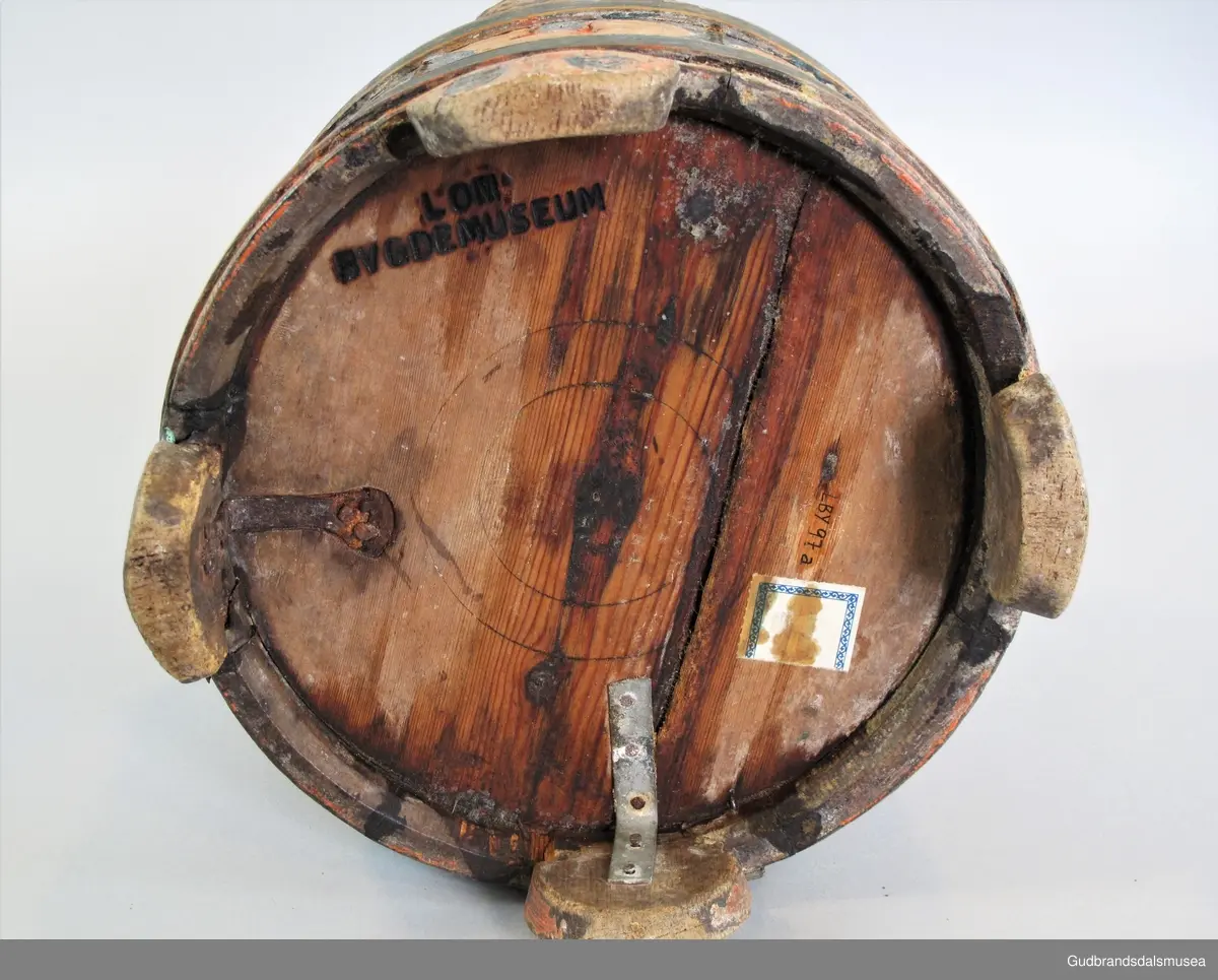 Grøtambar med to ørestaver, lokk med håndtak og to gjorder rundt korpus. Lokket blir festet til ørestavene med tapp i den ene enden av håndtaket og en pinne gjennom et hull i den andre enden. Håndtaket er festet til lokket i en fals. Korpus hviler på tre staver som har utskårne føtter.
Dekor. Malt skurd i rødt gult og blått, fargetrenden seint på 1700-tallet, tidlig 1800-tallet. All maling er svært falmet og slitt. Skurden på korpus og lokk har tydelige stengler med mye bladverk. Lokket har stengler i rocaille med c-former, et stilelement fra rokokkoen.