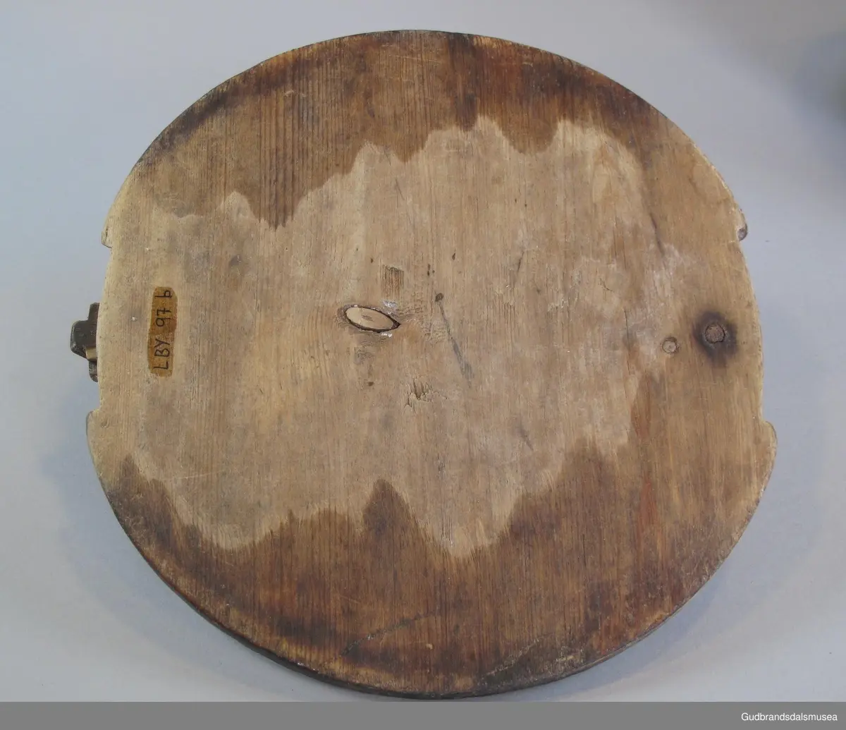 Grøtambar med to ørestaver, lokk med håndtak og to gjorder rundt korpus. Lokket blir festet til ørestavene med tapp i den ene enden av håndtaket og en pinne gjennom et hull i den andre enden. Håndtaket er festet til lokket i en fals. Korpus hviler på tre staver som har utskårne føtter.
Dekor. Malt skurd i rødt gult og blått, fargetrenden seint på 1700-tallet, tidlig 1800-tallet. All maling er svært falmet og slitt. Skurden på korpus og lokk har tydelige stengler med mye bladverk. Lokket har stengler i rocaille med c-former, et stilelement fra rokokkoen.