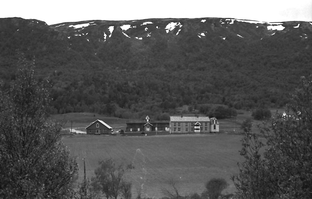 Vollan på Kvikne, restaurering, hele garden sett på avstand. 