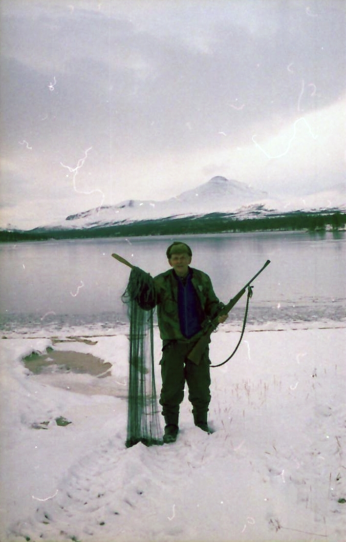 Johan Langsjøen fisker med garn. 