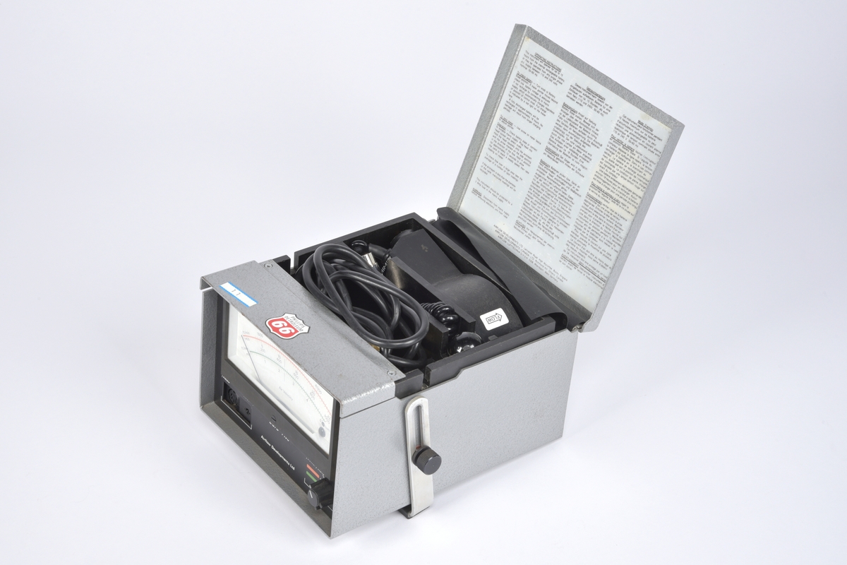 Anemometer med propellformet sensor og ekstrautstyr oppbevart under lokk.