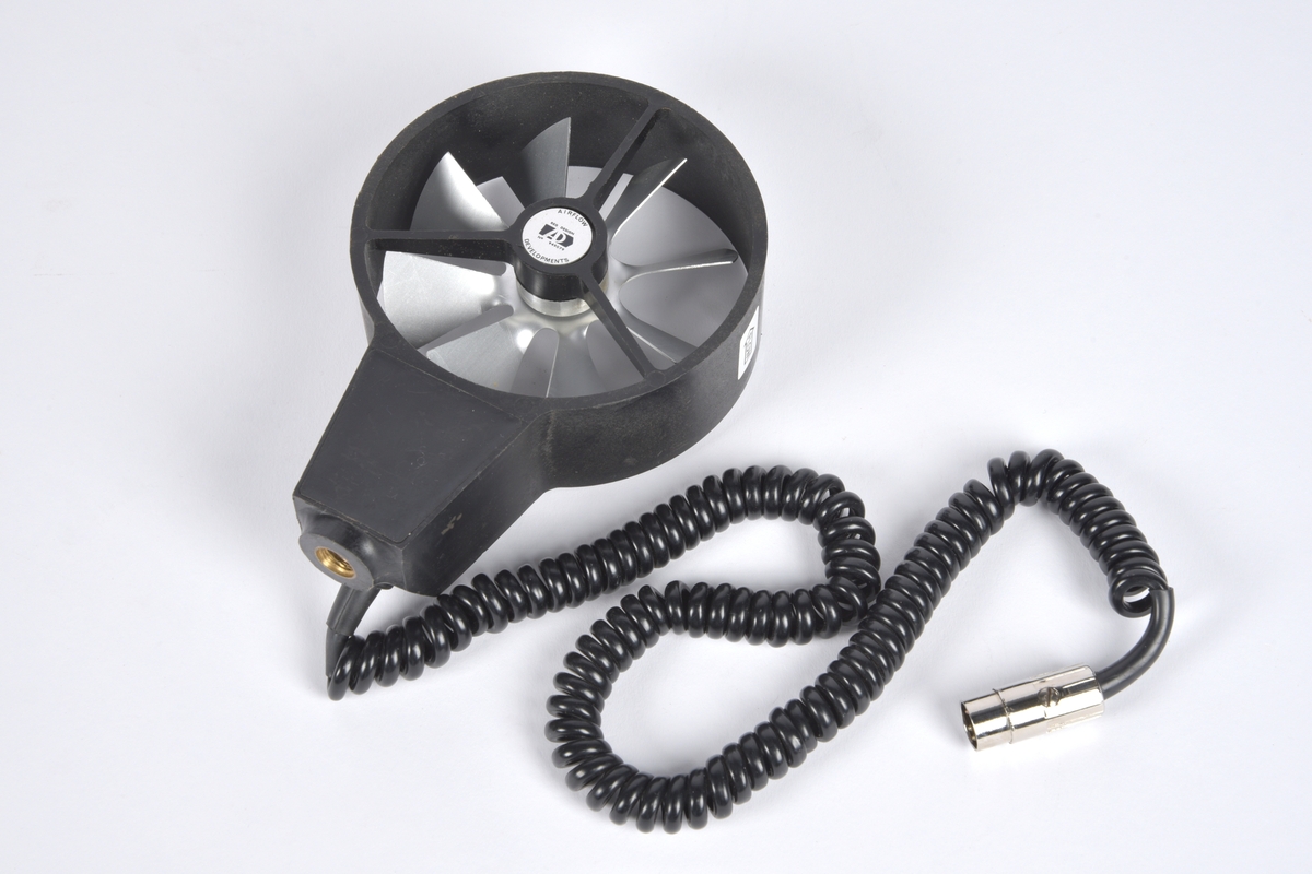 Anemometer med propellformet sensor og ekstrautstyr oppbevart under lokk.