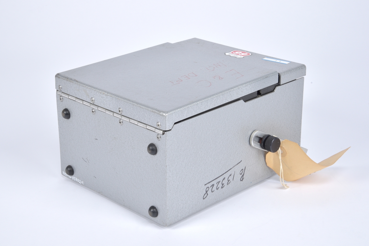 Anemometer med propellformet sensor og ekstrautstyr oppbevart under lokk.