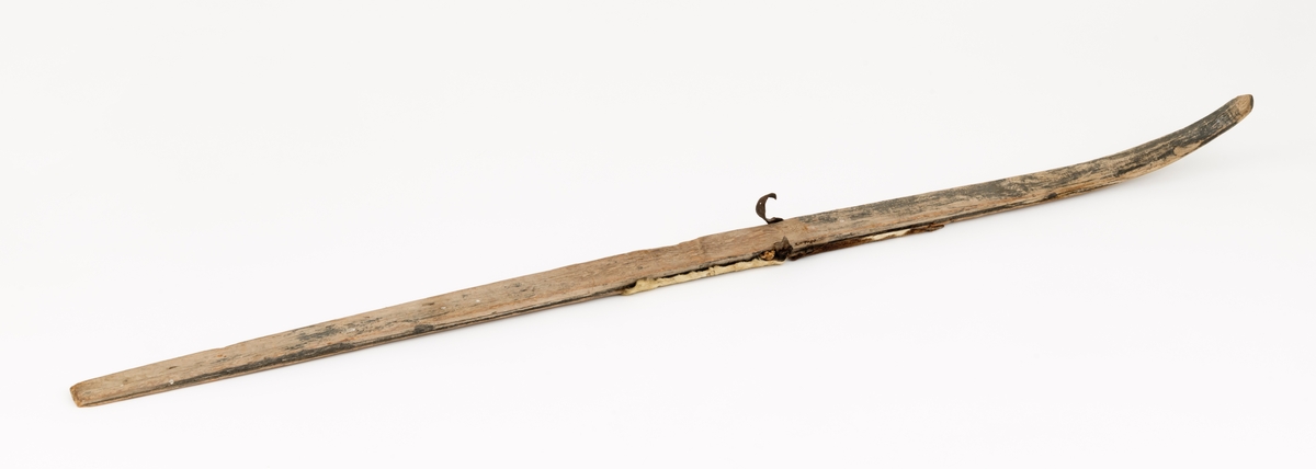 Skiet har ingen stei. Rett avskåret bak. Rygg ca. 38 cm fra tuppen. L skarerand: 201 cm. Finbøy med profilert tupp (skråskjært). Skiet har kun skinn midt under skiet. Mangler såle. Bindingen har bestått av vidje og lærbinding. Baktungt.