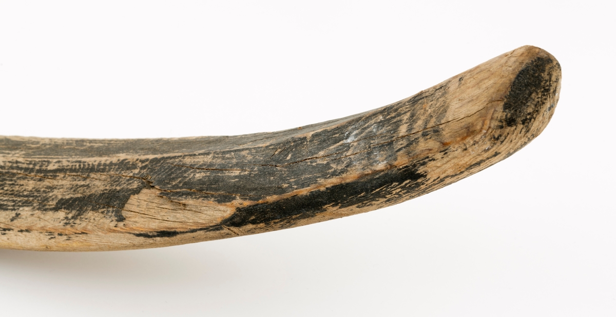Skiet har ingen stei. Rett avskåret bak. Rygg ca. 38 cm fra tuppen. L skarerand: 201 cm. Finbøy med profilert tupp (skråskjært). Skiet har kun skinn midt under skiet. Mangler såle. Bindingen har bestått av vidje og lærbinding. Baktungt.
