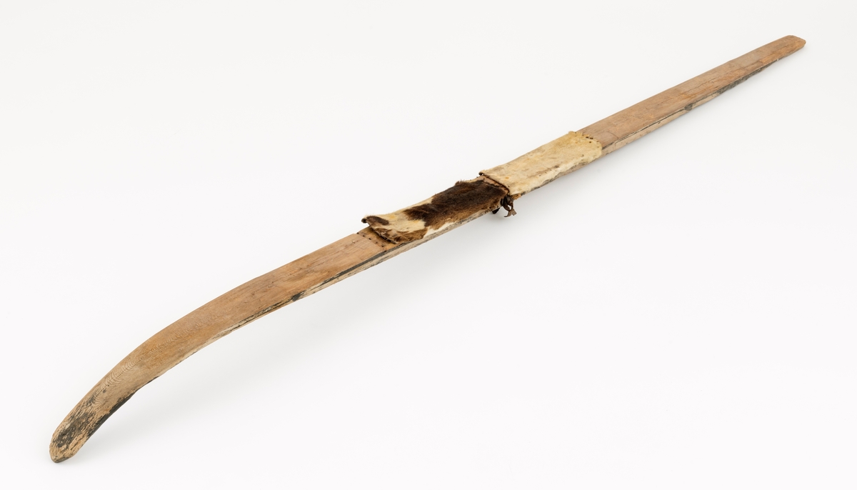 Skiet har ingen stei. Rett avskåret bak. Rygg ca. 38 cm fra tuppen. L skarerand: 201 cm. Finbøy med profilert tupp (skråskjært). Skiet har kun skinn midt under skiet. Mangler såle. Bindingen har bestått av vidje og lærbinding. Baktungt.