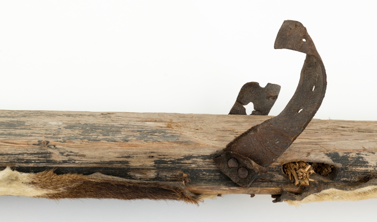 Skiet har ingen stei. Rett avskåret bak. Rygg ca. 38 cm fra tuppen. L skarerand: 201 cm. Finbøy med profilert tupp (skråskjært). Skiet har kun skinn midt under skiet. Mangler såle. Bindingen har bestått av vidje og lærbinding. Baktungt.