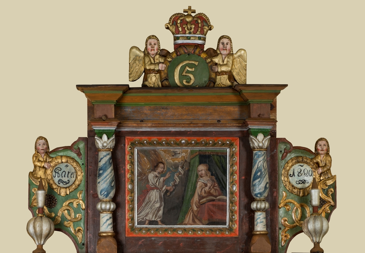 Det følgende er basert på Vigdis Vingelsgaards analyse av altertavla (Vingelsgaard 2004; se referanser).

Hovedtavla viser julenattmotivet med gjeternes tilbedelse. Jesus er svøpt i et klede, ligger på halm og blir våka over av en engel. Maria står til venstre med korsede armer. Josef står til høyre med en fakkel. Til høyre for ham igjen er det to gjetere, en okse og et esel. Til venstre for Maria sitter en knelende gjeter med hodeplagg. Det skimtes et bylandskap i bakgrunnen. På himmelen er det skyer med en engel. Scena har trekk fra et tresnitt av Albrecht Dürer.

Mellom hovedtavla og tavla over er deler av en tekst bevart; "En søn er os given E". Det er sannsynlig at dette er deler av vers 9.6 i Jesaia. Hele sitatet på tavla kan ha vært" Et barn er os født En søn er os given Esaias IX VI."

Den øverste tavla har Maria bebudelse som motiv. Øverst i bildet ser vi en due. Den symboliserer Gud, og sender engelen Gabriel med budskapet til Maria. Hun sitter i sitt sengekammer med en oppslått bok foran seg. Hendene hennes er samla foran brystet og hodet er vendt mot engelen. I bakgrunnen ser vi en himmelseng med draperi. 

I sin venstre hånd holder Gabriel et septer (en stav) med et bånd slynga rundt. På båndet står det en hilsen. Med den høyre hånda velsigner han Maria med korsets tegn.
Tavla ligner Virgil Solis (1514-1562) tresnitt av bebudelsen fra 1562.