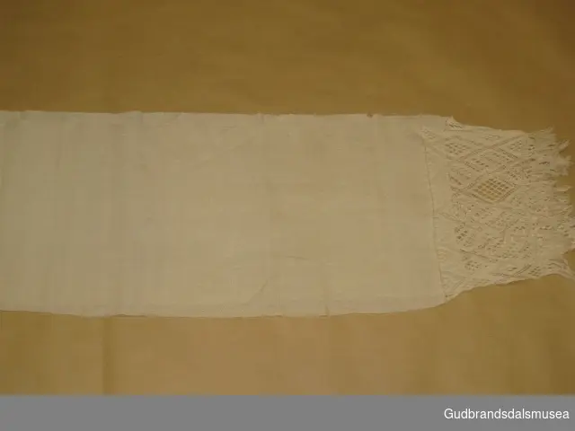 Vevd pyntehåndkle med heklede, 15 cm brede border i begge ender.