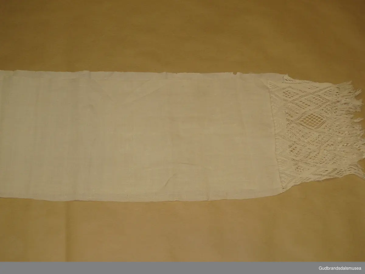 Vevd pyntehåndkle med heklede, 15 cm brede border i begge ender.