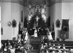 Brudparet Anna Signe Matilda Egnell och Gustav Herman Weiberth och gäster i Gränna kyrka. Foto från orgelläktaren. Brudens far borgmästare Egnell står till höger i främre bänkraden. Troligen brudens mor i främre rad till vänster, hon som vänder sig om.

Hon var senare gift med Carl Louis von Harten. Hon dog 1955 i Hjo.