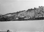 Gränna vintertid med snö. Fotografi från nuvarande Braheparken mot Bergsgatan.