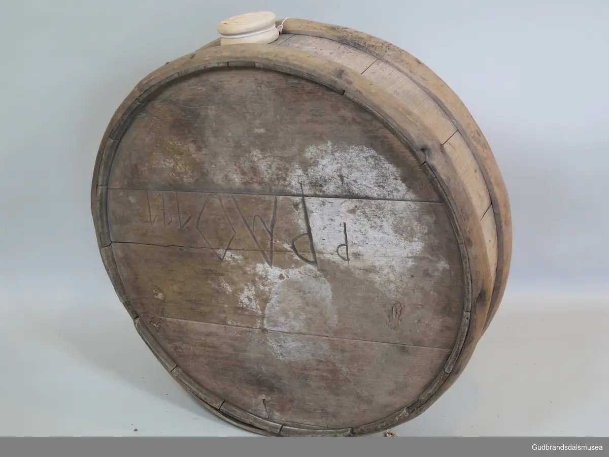 Flaske brukt til transport av flytende melkeprodukter eller annen drikke. Rommer ca. 57 liter. Lagget med korte staver holdt på plass av to 3 cm. brede gjorder. Gjordene  er festet dels med treplugger dels med spiker. To runde sider og åpning med spuns i toppen. Den ene siden er byttet ut med en plate av finèr. Flasken ble båret på ryggen festet til en meis eller som kløv på en hest.