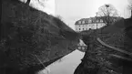Foto taget från den yttre vallgraven vid Rumlaborg i Huskvarna i samband med arkeologiska undersökningar 1931.