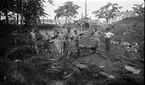 Arbetare från Huskvarna stad i den inre vallgraven (grav I) vid Rumlaborg i Huskvarna. Foto taget i samband med de arkeologiska undersökningarna vid borgen sommaren 1932. Personerna på bilden är, från vänster, Artur Gustavson, Erik Lindberg, Arnold Bolin, Nisse Bäckstrand, Bertil Undén, Hilding Blomdahl och Gustav Lindgren.