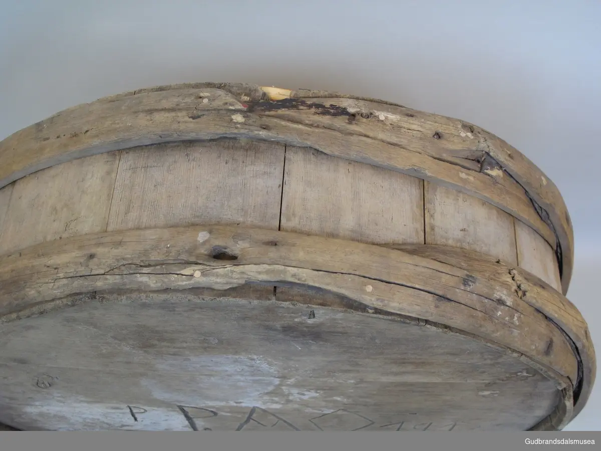 Flaske brukt til transport av flytende melkeprodukter eller annen drikke. Rommer ca. 57 liter. Lagget med korte staver holdt på plass av to 3 cm. brede gjorder. Gjordene  er festet dels med treplugger dels med spiker. To runde sider og åpning med spuns i toppen. Den ene siden er byttet ut med en plate av finèr. Flasken ble båret på ryggen festet til en meis eller som kløv på en hest.