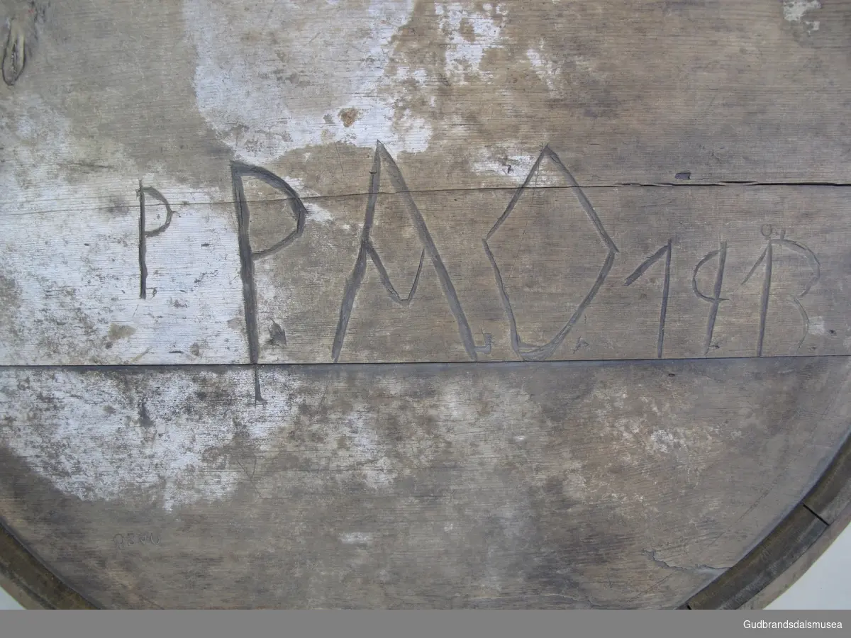 Flaske brukt til transport av flytende melkeprodukter eller annen drikke. Rommer ca. 57 liter. Lagget med korte staver holdt på plass av to 3 cm. brede gjorder. Gjordene  er festet dels med treplugger dels med spiker. To runde sider og åpning med spuns i toppen. Den ene siden er byttet ut med en plate av finèr. Flasken ble båret på ryggen festet til en meis eller som kløv på en hest.