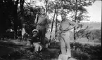 Fil. studenterna Anders Lindahl och Walter Fredriksson, samt en liten pojke fotograferade i samband med arkeologiska undersökningar vid Rumlaborg i Huskvarna sommaren 1933.