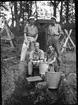 fil. studenterna Walter Fredriksson och Anders Lindahl stående samt E. Almhagen och Gunnar Hellman sittande i schakt C-1 vid Rumlaborg i Huskvarna. Fotot är taget i samband med arkeologiska undersökningar där sommaren 1934. I bakgrunden skymtar lusthuset på toppen av borgkullen.