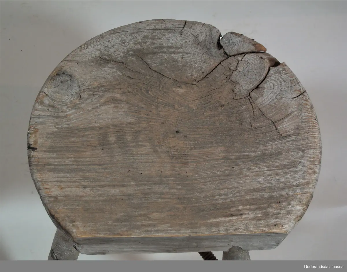 Firbeinet krakk. Beinene er dreid, tappet i stolsetet og i tillegg holdt på plass av to sposser i kors, festet til hverandre med en skrue. Sprossene er festet til beinene med dreid skugang i endene. Treet i setet har sprekker pga. inntørking. Løse trestykker som følge av inntørkingen har blitt spikret fast.