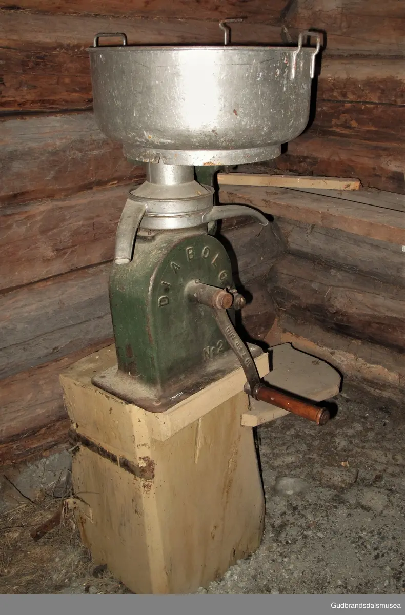 Hånddrevet separator i støpejern med separatorspann med to hanker, fløte- og skummetmelsktud i lettmetall. Montert på en ca. halv meter høy treoppsats med horisontalt brett for plassering av melkebeholder el.l. Sveiv i jern med treinnfattet håndtak. På sveiven står det 60 T. pr. Min. Antakelig er det en bruksveiledning som forteller hvor mange omdreininger man må ha pr. minutt for å få den rette hastigheten.